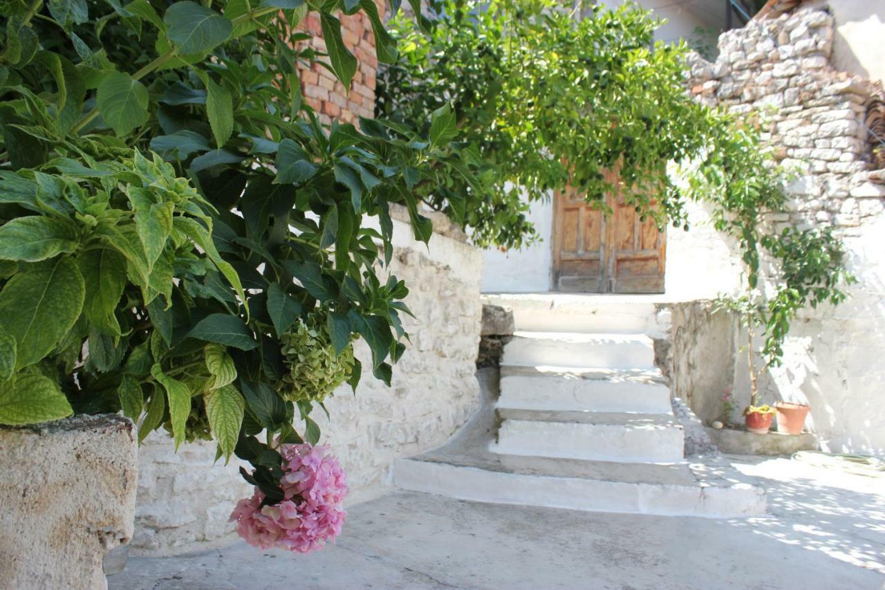 Guest House Toli inside Berat Castle Extérieur photo