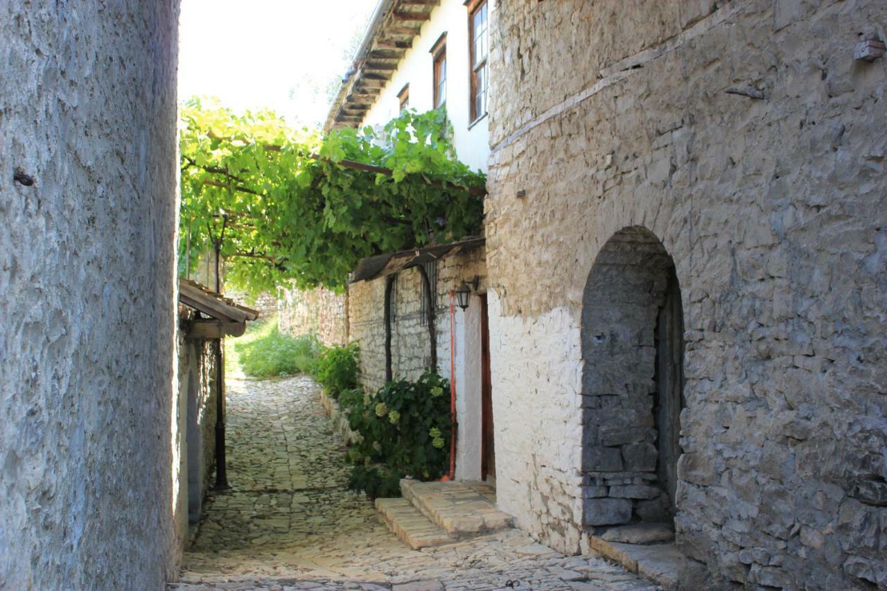 Guest House Toli inside Berat Castle Extérieur photo