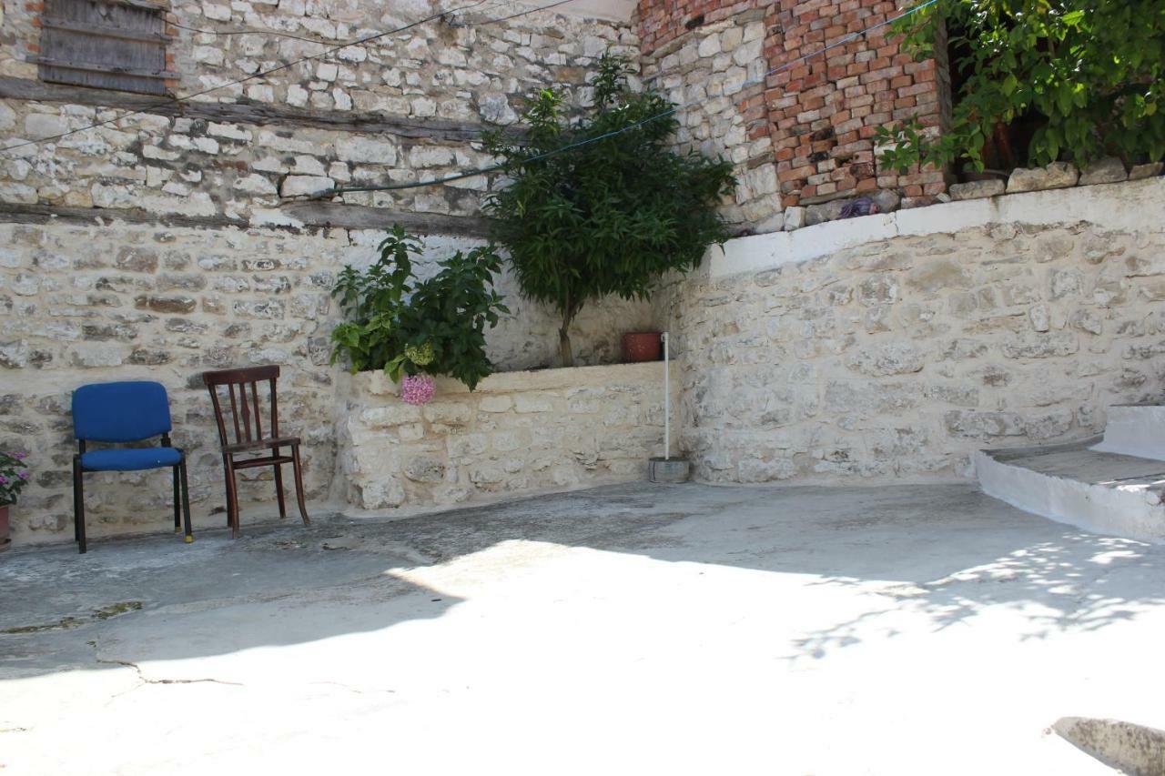 Guest House Toli inside Berat Castle Extérieur photo