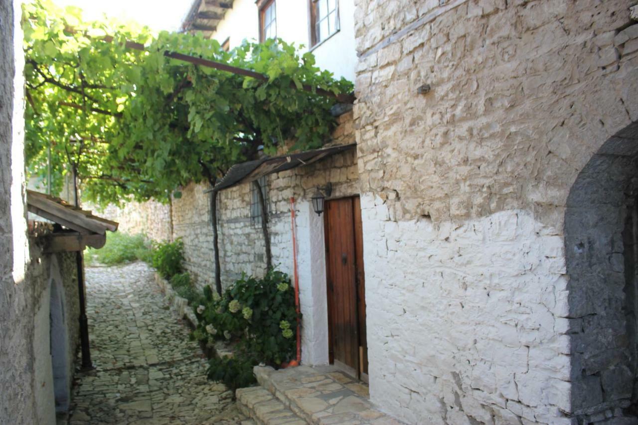 Guest House Toli inside Berat Castle Extérieur photo
