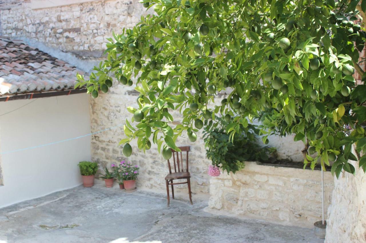Guest House Toli inside Berat Castle Extérieur photo